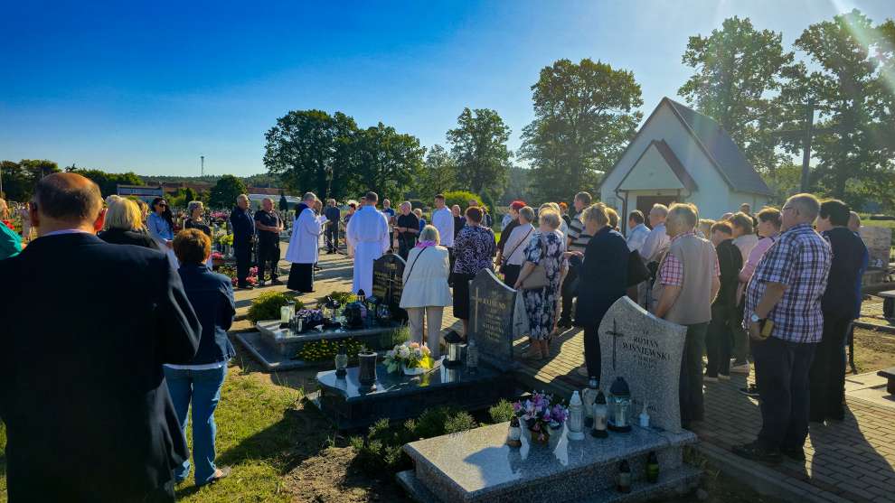 10 Procesja na cmentarzu.jpg 