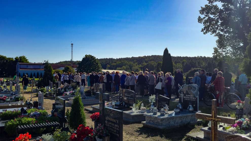 9 Procesja na cmentarzu