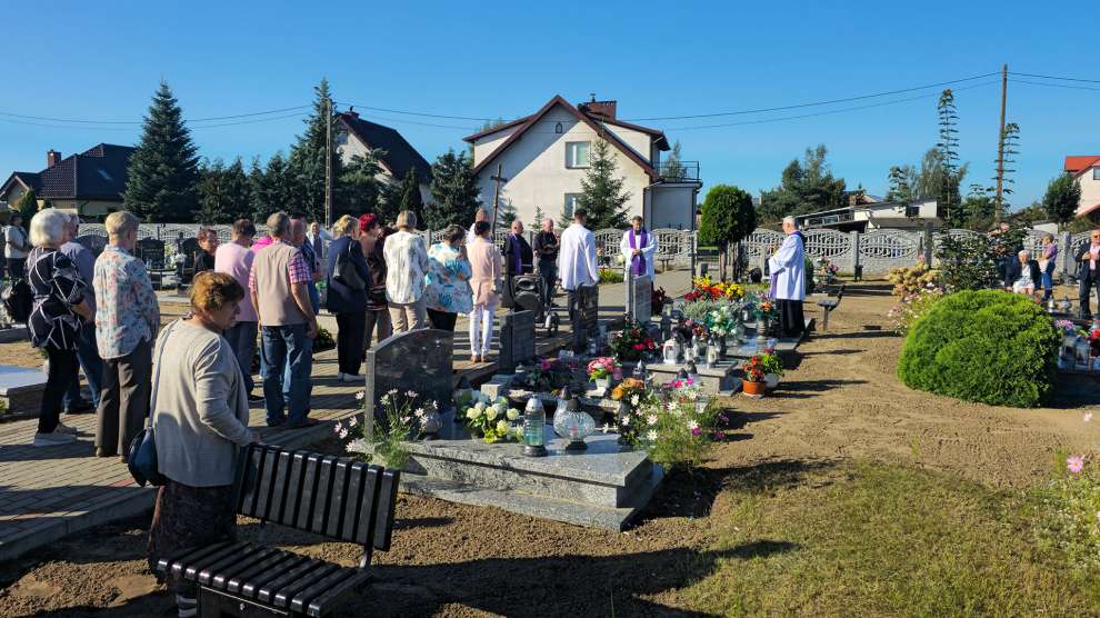 8 Procesja na cmentarzu