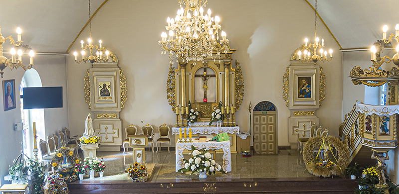 Kościół w Sadlinkach - Ołtarz